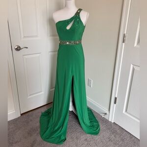 Elegant Green Strapless Gown with Embellished Waist